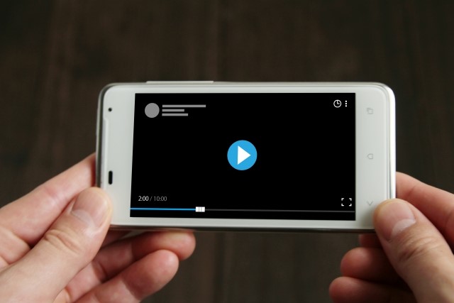 動画を再生しているスマートフォン