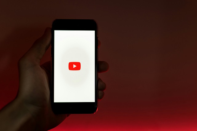 YouTubeを表示しているスマートフォン