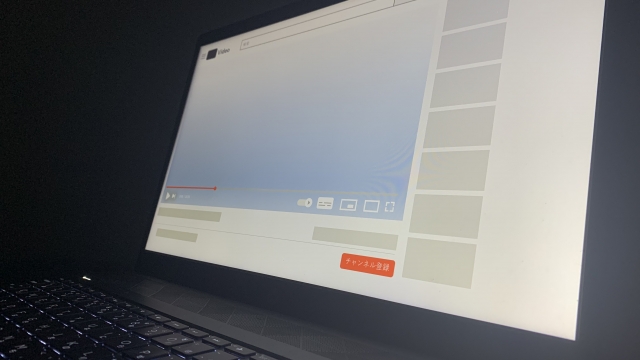 動画共有サイトを開くノートパソコン
