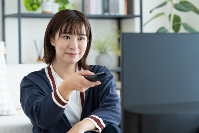 TVerを見る女性