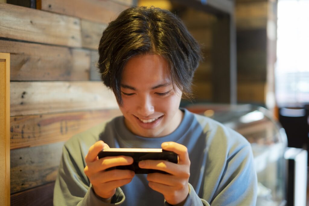 動画を見る男性