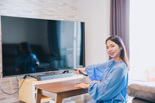 テレビを見る女性