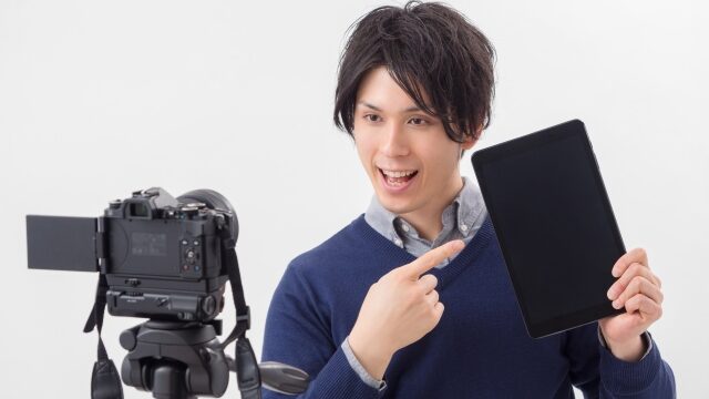 案件配信をする男性