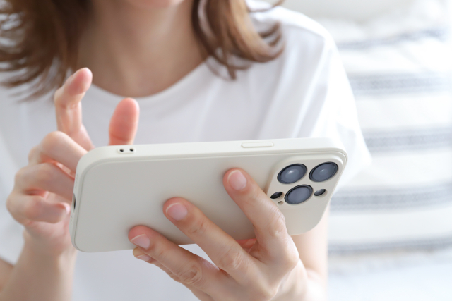 スマートフォンを触る女性